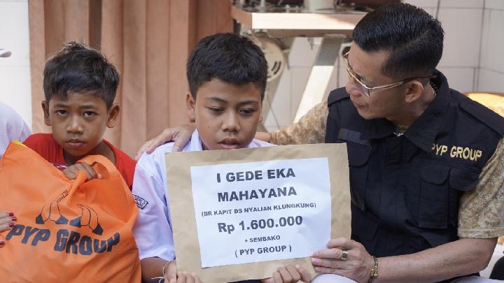 Bupati Klungkung Serahkan Bansos untuk Lansia, ODGJ, dan Disabilitas