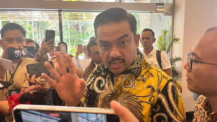 Menteri Usaha Mikro, Kecil dan Menengah (UMKM) Maman Adburrahman, menjawab pertanyaan media usai menghadiri rapat koordinasi penyaluran Kredit Usaha Rakyat (KUR) di Kantor Kemenko Perekonomian, Jakarta, 17 November 2025. Tempo/Nandito Putra.