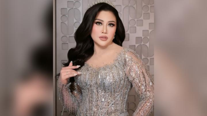 Boiyen Tampil Glam Maksimal dengan Gaun Silver Denny Opulence