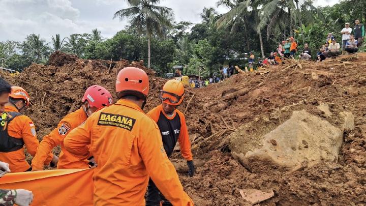 Gönüllüler ve DMC Dompet Dhuafa, Cilacap’taki Heyelan Mağdurlarını Aramayı Yoğunlaştırıyor