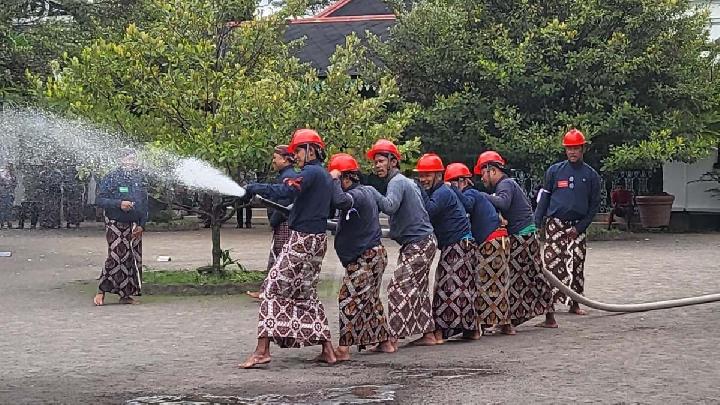 Abdi dalem Keraton Yogyakarta mengikuti simulasi pemadaman kebakaran di Komplek Keraton Yogyakarta, Senin (17/11). Tempo/Pribadi Wicaksono
