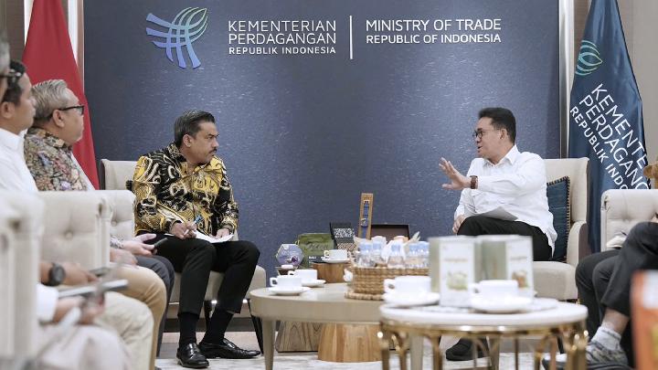Menteri Perdagangan Budi Santoso (kanan) melakukan pertemuan dengan Menteri UMKM Maman Abdurrahman di Kantor Kemendag, pada Senin, 17 November 2025. Dok. Kemendag