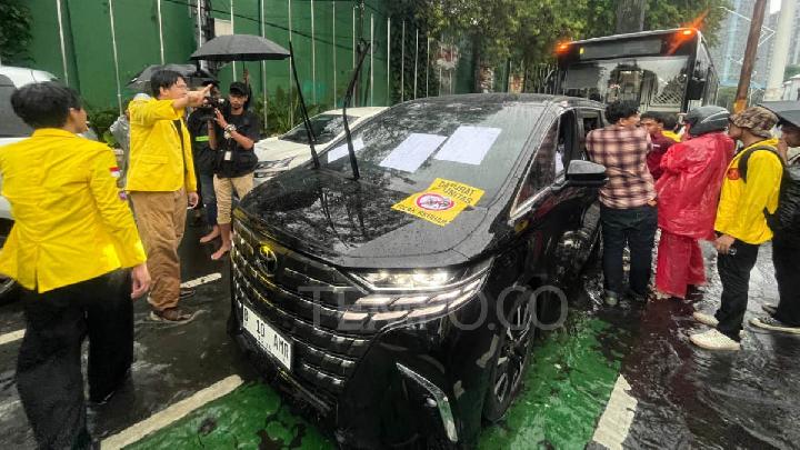 Demo RUU KUHAP’ı Reddetti, BEM UI DPR Kapısını Açma Çağrısında Bulundu