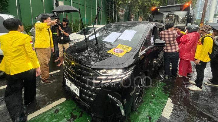 BEM UI, Ceza Muhakemesi Kanunu Tasarısına Karşı Gösteri Sırasında Yetkililerin ve Polisin Arabalarını Zorla Durdurdu