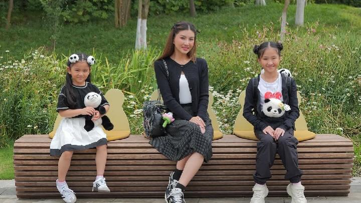 Inspirasi OOTD Kompak Ibu dan Anak dari Sarwendah Bersama Kedua Putrinya