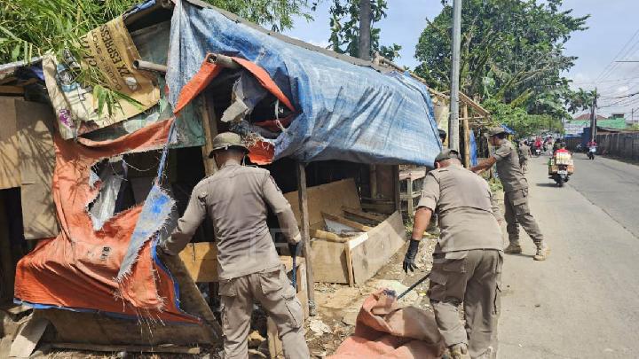 Depok Satpol PP, Raya Cipayung’daki 180 Kaçak Binayı Yıktı