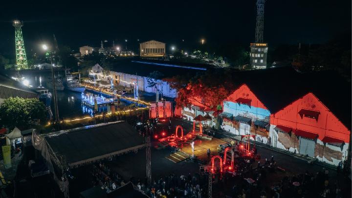 Panggung Festival Komunitas Seni Media 2025 yang digelar di Pelabuhan Cirebon 17-23 November 2025. Kegiatan yang dibuka oleh Menteri Kebudayaan, Fadli Zon, menampilkan beragam karya seni dari beragam komunitas. (dok. Penyelenggara Festival Komunitas Seni Media 2025)