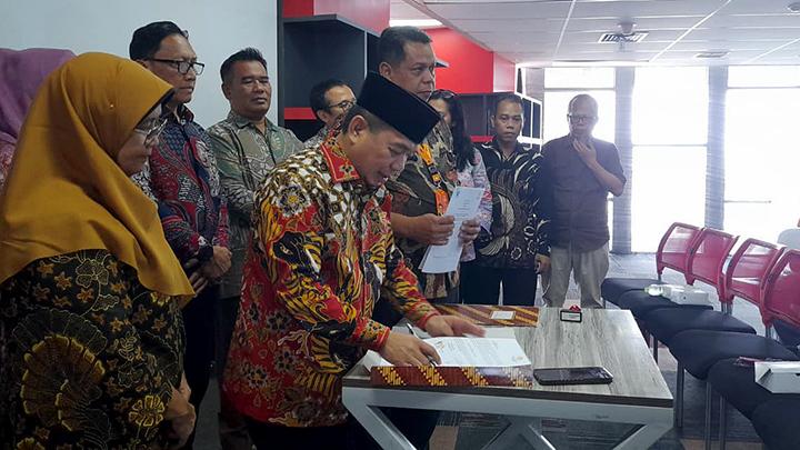 Ketua Umum Ikatan Doktor Ilmu Manajemen Dr. Jazuli Juwaini (tengah) bersama Direktur Politeknik Tempo Shalfi Andri (ketiga kanan) menandatangani Nota Kesepahaman antara kedua institusi di Perpustakaan Politeknik Tempo, Jakarta, 19 November 2025. Dok. Politeknik Tempo/Dian Ayu