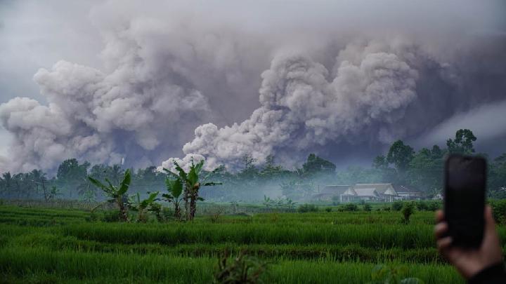 Semeru Dağı alarm durumuna geçirildi, hassas bölgelerdeki sakinlere kendilerini tahliye etmeleri tavsiye edildi