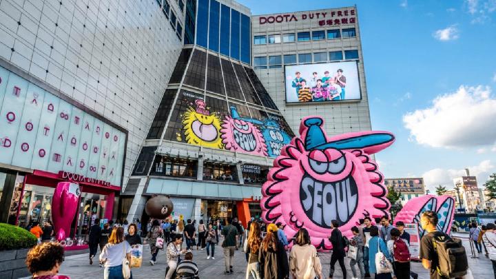 Dongdaemun Market: Seoul's Largest Hub for Shopping and Street Food