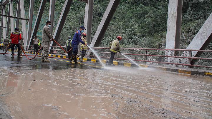 Semeru Dağı’ndaki patlamaya yakalanan yüzlerce dağcının güvende olduğu açıklandı