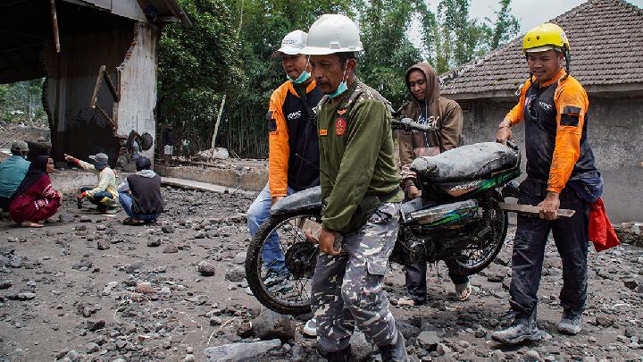 Semeru Dağı’nın Patlamasının Ardından Mülteciler Evlerine Dönmeye Başladı