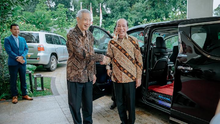 Jokowi Meets Lee Hsien Loong Ahead of Bloomberg New Economy Forum 2025