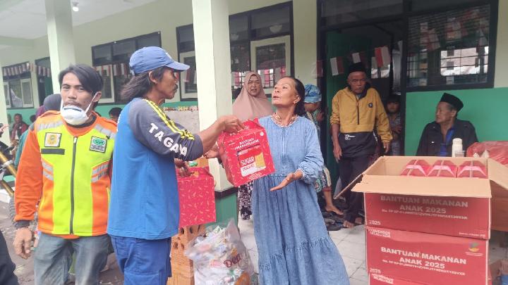 Sosyal İşler Bakanlığı, Semeru Patlamasından Etkilenen Mahalle Sakinlerine Günlük 1.350 Porsiyon Gıda Dağıtıyor