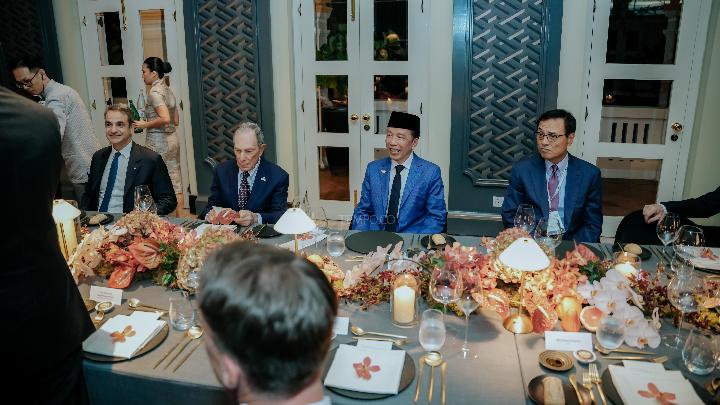 Bloomberg Forum Gala Yemeğine katılan Jokowi, Michael Bloomberg’in yanında oturuyor