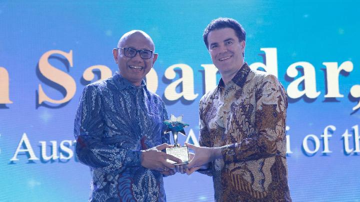 Mantan Direktur UtamaMRT, William Sabandar (kiri) menerima penghargaan dari Australian Special Envoy for Indian Ocean Affairs, Tim Watts MP di Hotel Raffles, Jakarta, 20 November 2025. Dok. Kedutaan Besar Australia