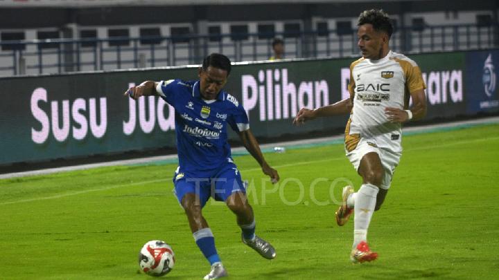 Pemain Persib Bandung Beckham Putra berusaha melewati pemain Dewa United FC dalam pertandingan BRI Super League di Stadion Gelora Bandung Lautan Api (GBLA), Bandung, Jawa Barat, 21 November 2025. Tempo/Prima Mulia