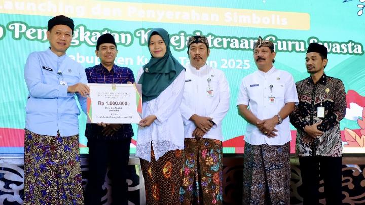 Kudus Naipliği Hükümeti 9.020 Özel Öğretmene Yardım Dağıtıyor