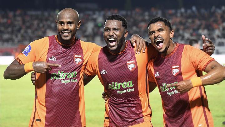 Pesepak bola Borneo FC Samarinda, Douglas Coutinho, berselebrasi dengan rekan setimnya, Joel Vinicius (kiri) dan Maicon De Souza (kanan), setelah mencetak gol ke gawang Madura United FC dalam laga lanjutan BRI Super League di Stadion Segiri, Samarinda, Kalimantan Timur, 22 November 2025. Tim berjulukan Pesut Etam itu menang atas Madura United FC dengan skor akhir 1-0. Antara/M Risyal Hidayat