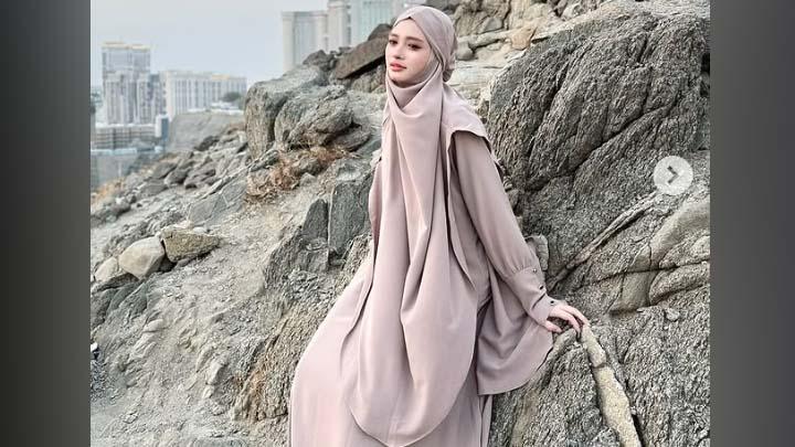 Gaya Hijab Inara Rusli saat Menjalankan Ibadah Umrah, Pashmina hingga Khimar