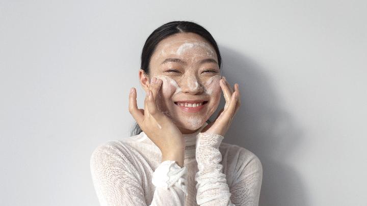 Apakah Double Cleansing Penting untuk Skincare di Cuaca Panas? Ini Jawabannya