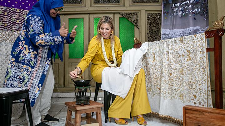 Hollanda Kraliçesi Maxima Sragen’deki Konfeksiyon Fabrikasını Ziyaret Etti