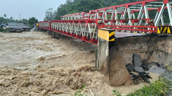 North Sumatra Floods: High Water Levels Halt Burials of Victims in Batang Toru