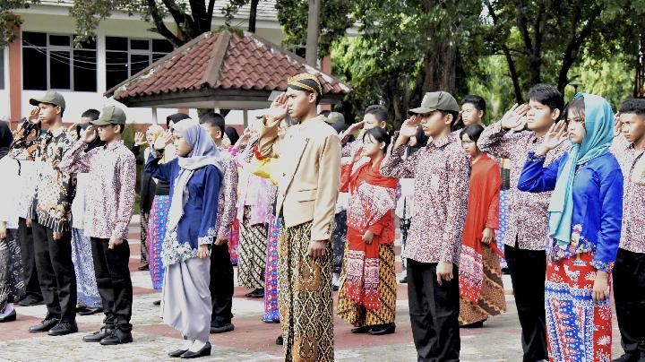Halk Okulu Öğrencileri Öğretmenler Günü’nde Bayrak Töreni ve Flashmob Düzenledi