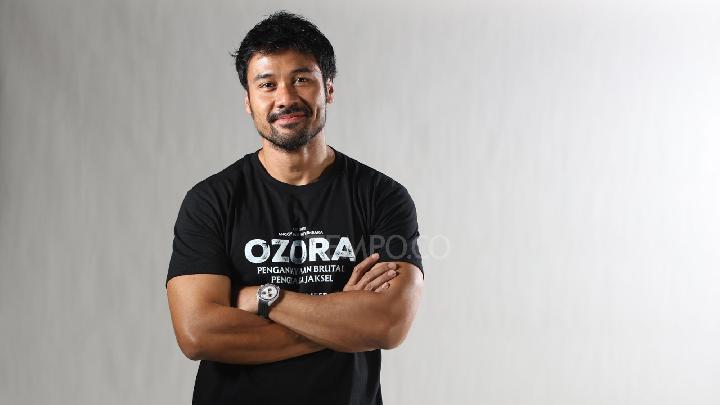 Aktor Chicco Jerikho dalam kunjungan media ke kantor Tempo, Palmerah, Jakarta,  25 November 2025. Tempo/Charisma Adristy