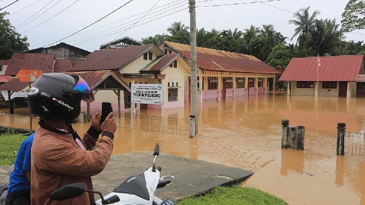 Eğitim ve Kültür Bakanlığı, Aceh, Kuzey Sumatra ve Batı Sumatra’da Eğitimin İyileştirilmesi İçin 13,3 Milyar IDR Dağıttı