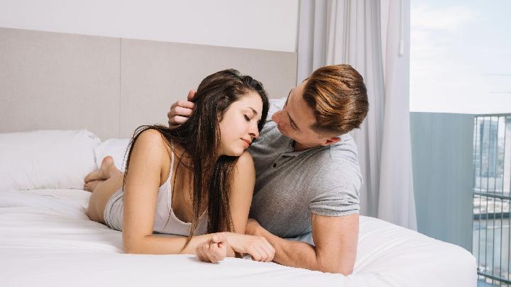 7 Posisi Bercinta Tenang dan Nyaman saat di Rumah Ada Tamu