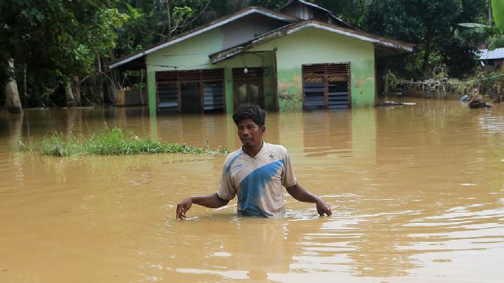 Tahliye edilmek için 1 km ötede sel felaketine uğrayan Hamparan Perak sakinlerinin hikayeleri