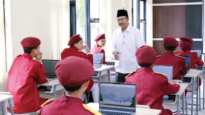 Gus Ipul Halk Okulu öğrencilerinin performansı karşısında hayrete düştü