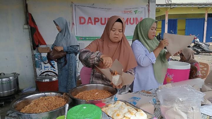 DMC Dompet Dhuafa Umumi Mutfak Kuruyor ve Temiz Su Dağıtıyor