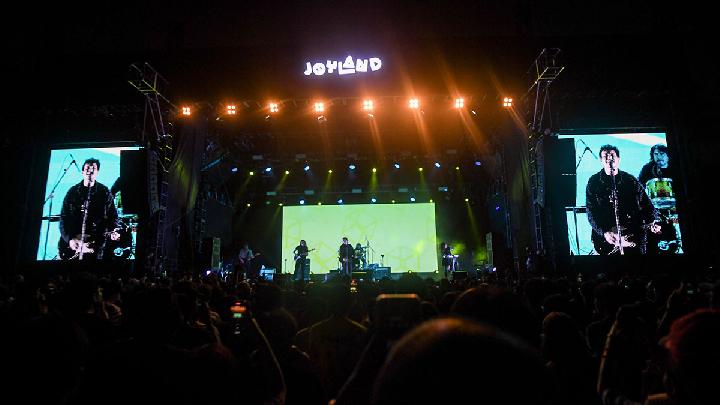 Grup band indie pop asal Amerika Serikat, The Pains of Being Pure at Heart, tampil pada festival Joyland 2025 di GBK City Park, Jakarta, 29 November 2025. Antara/Muhammad Adimaja