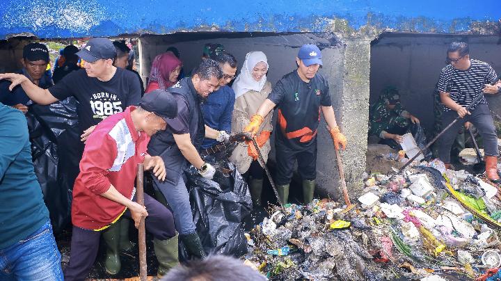 Baş Yargıç Yardımcısı ve Eşi Siperlere İniyor, Birlikte Karşılıklı İşbirliği Ruhu Oluşturuyor