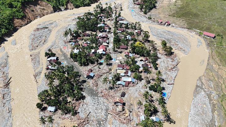 Indonesia's Aceh Singkil Isolated by Floods as Thousands Face Starvation Risk