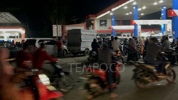 Kuzey Sumatra’da birçok bölgede yaşanan sel felaketi nedeniyle yakıt sıkıntısı yaşanıyor