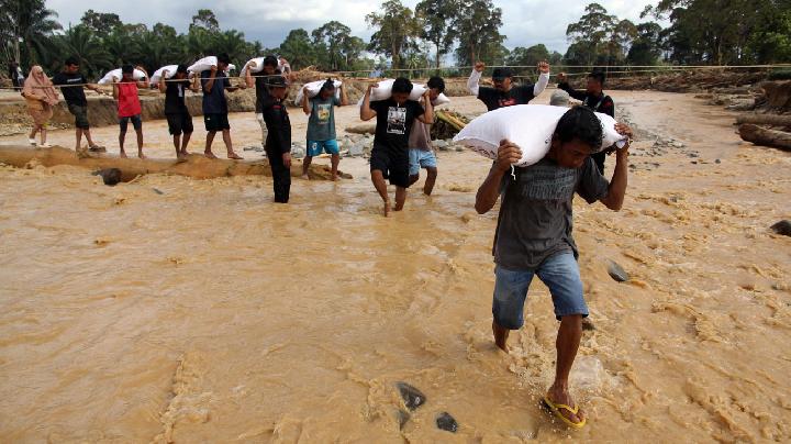 Indonesian Gov't Delivers 72.6 Tons of Food Aid to Flood-Hit North Sumatra