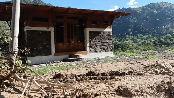 Açe Selleri: Evlere Giden Yollar Çamurla Kaplandı, Köprüler Kırıldı