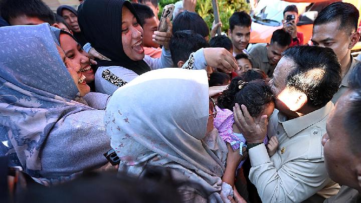 Gus Ipul, Padang Pariaman’daki Mültecilerle Buluşmak İçin Başkan Prabowo’ya Eşlik Ediyor