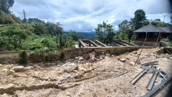 Büyük odun yığını, Orta Tapanuli’deki Aek Godang Nehri’nin akışını engelliyor