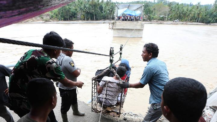 Su baskını nedeniyle erişim kesildi, Langsa Şehri’ne helikopterle yardım geldi