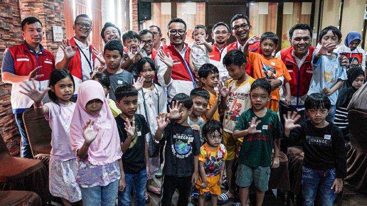 Dirut Pertamina Patra Niaga Tinjau Pekerja Terdampak Banjir Medan