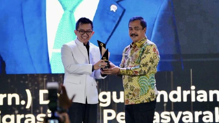Menteri Agus Raih Penghargaan Transformational Leader 2025