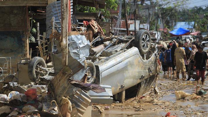 Açe Sel Mağdurları Sel Suyuyla Temiz Su, Bulaşık ve Elbise Yıkamada Zorluk Yaşıyor