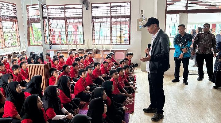 Agus Jabo Ajak Siswa SRMP 2 Medan Tetap Percaya Diri dan Berani Bermimpi