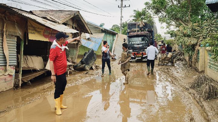 Sosyal İşler Bakan Yardımcısı Agus Jabo, Aceh Tamiang Sel Mağdurlarına Lojistik Yardımın Dağıtımına Liderlik Ediyor
