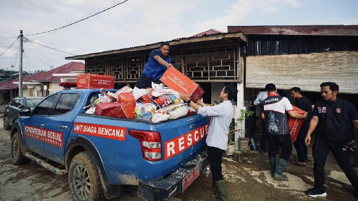 Sosyal İşler Bakan Yardımcısı Agus Jabo, Aceh Tamiang’daki Sel Mağdurlarına Yardımın Teslimatını Denetliyor