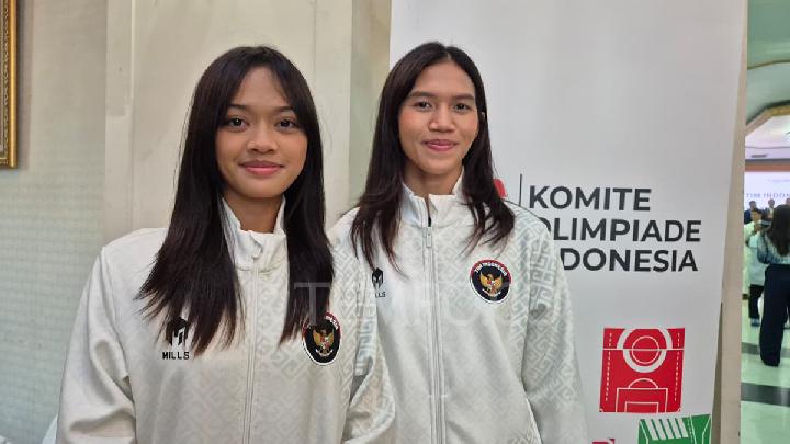 Pasangan atlet renang indah Hilda Tri Julyandra/Talitha Amabelle Putri Subeni (kiri) di Gedung Wisma Kementerian Pemuda dan Olahraga, Senayan, Jakarta, 5 Desember 2025. Tempo/Ihsan Reliubun